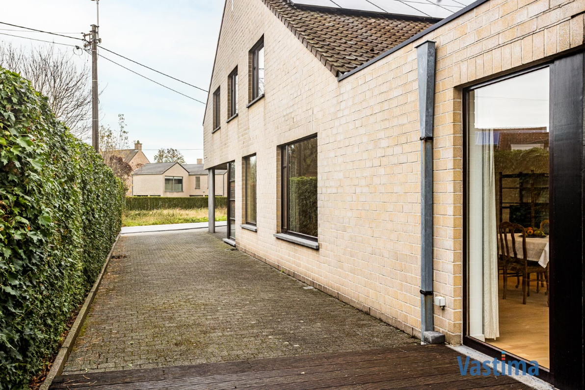 Immo Vastima - Huis Te koop Lede - Ruime halfopen gezinswoning met praktijkruimte en tuin