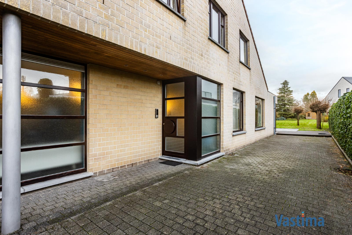 Immo Vastima - Huis Te koop Lede - Ruime halfopen gezinswoning met praktijkruimte en tuin