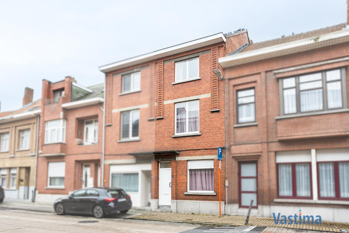 Immo Vastima - Huis Te koop Lebbeke - Deels gerenoveerde rijwoning met tuin nabij centrum Lebbeke