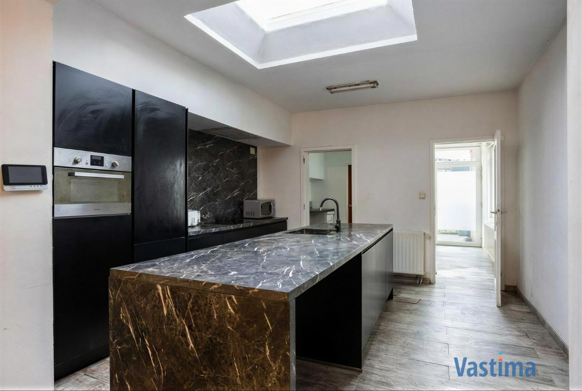 Immo Vastima - Huis Te koop Lebbeke - Deels gerenoveerde rijwoning met tuin nabij centrum Lebbeke