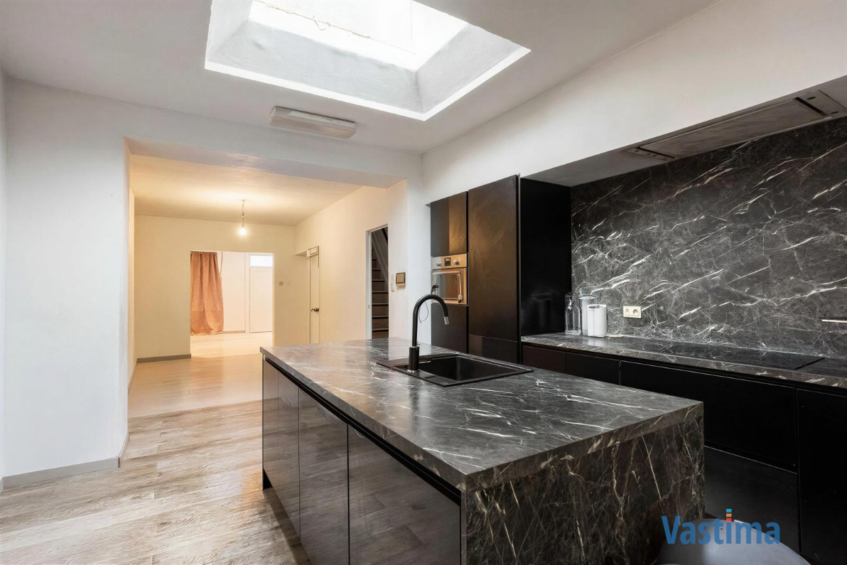 Immo Vastima - Huis Te koop Lebbeke - Deels gerenoveerde rijwoning met tuin nabij centrum Lebbeke