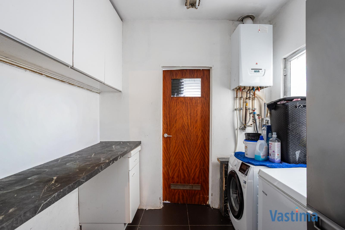 Immo Vastima - Huis Te koop Lebbeke - Deels gerenoveerde rijwoning met tuin nabij centrum Lebbeke