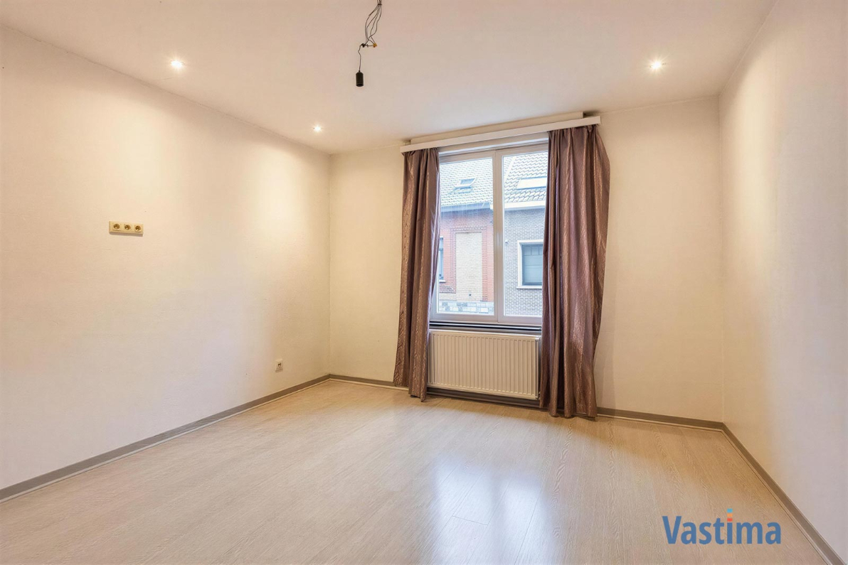 Immo Vastima - Huis Te koop Lebbeke - Deels gerenoveerde rijwoning met tuin nabij centrum Lebbeke