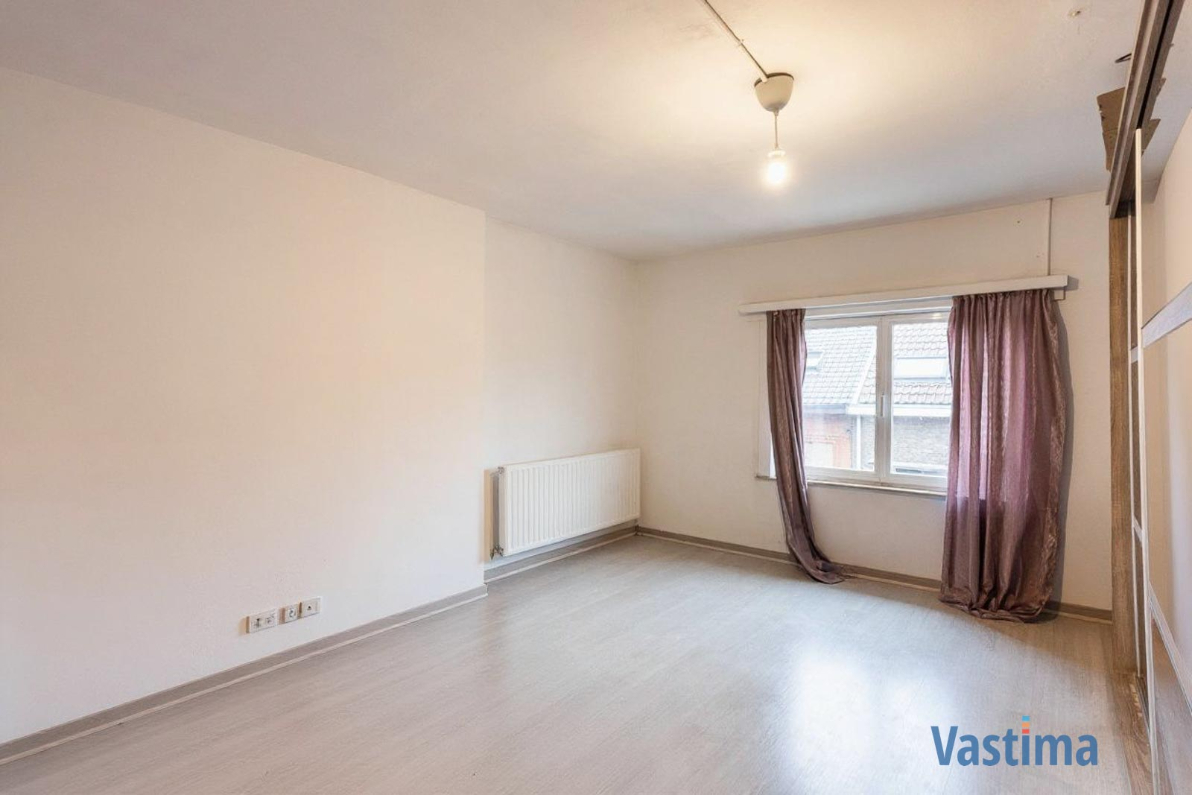 Immo Vastima - Huis Te koop Lebbeke - Deels gerenoveerde rijwoning met tuin nabij centrum Lebbeke