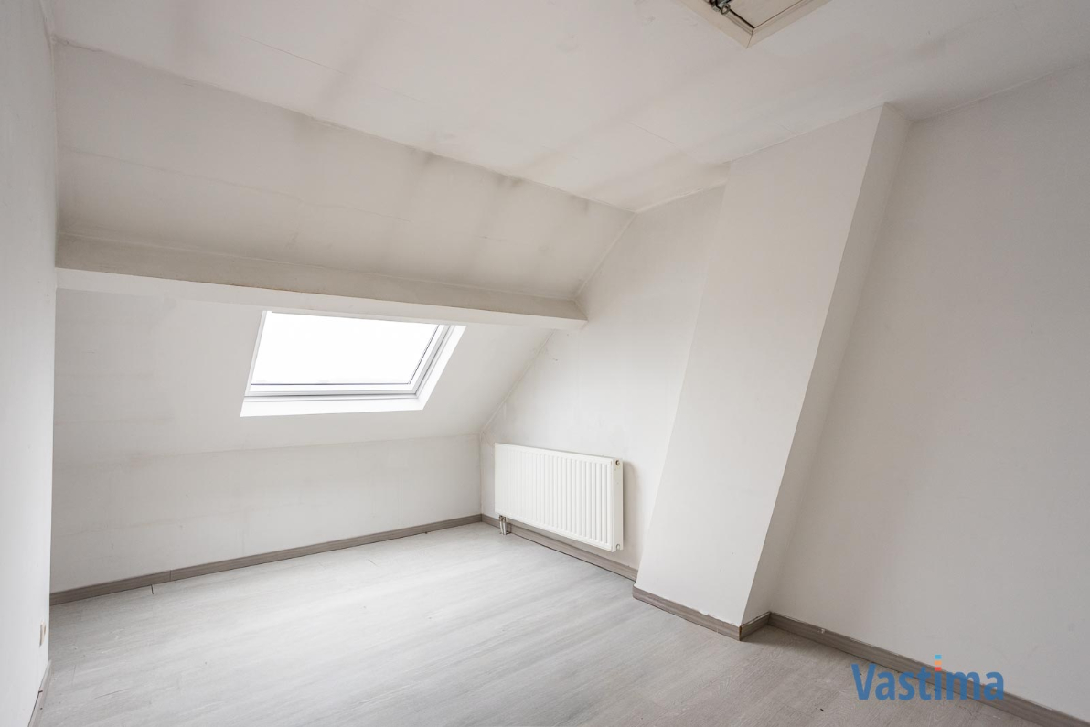 Immo Vastima - Huis Te koop Lebbeke - Deels gerenoveerde rijwoning met tuin nabij centrum Lebbeke