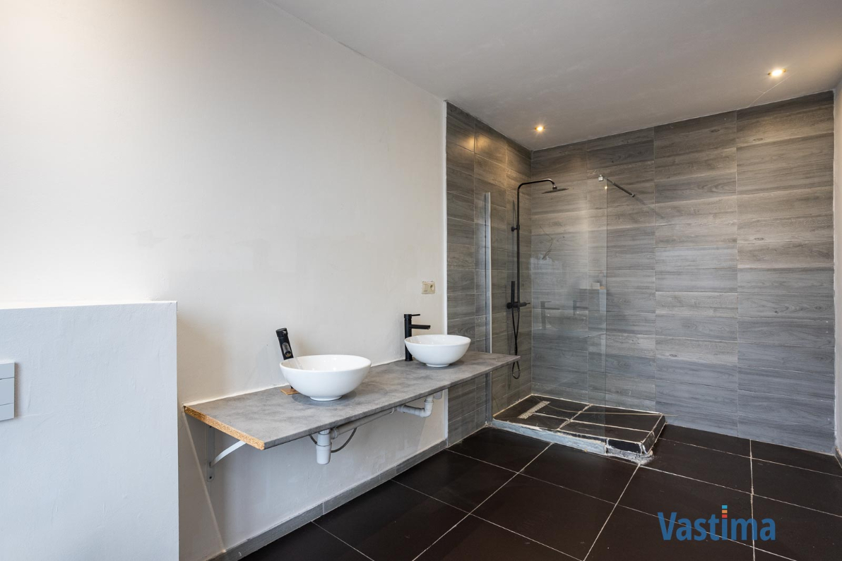 Immo Vastima - Huis Te koop Lebbeke - Deels gerenoveerde rijwoning met tuin nabij centrum Lebbeke