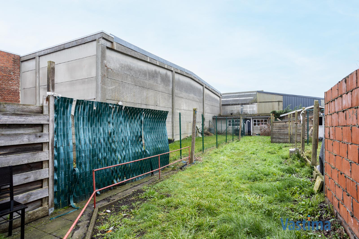 Immo Vastima - Huis Te koop Lebbeke - Deels gerenoveerde rijwoning met tuin nabij centrum Lebbeke