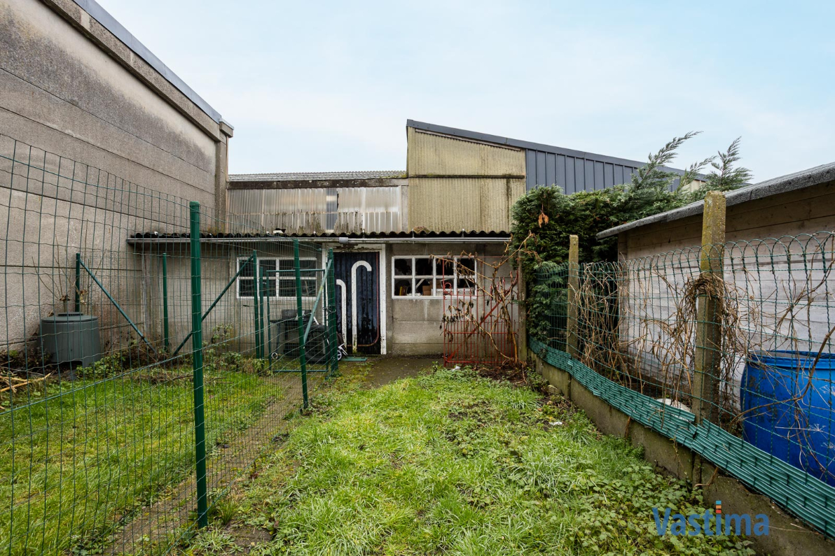 Immo Vastima - Huis Te koop Lebbeke - Deels gerenoveerde rijwoning met tuin nabij centrum Lebbeke
