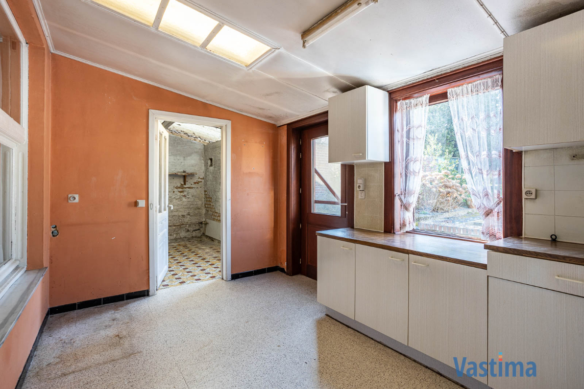 Immo Vastima - Huis Te koop Nieuwerkerken - Te renoveren woning met 3 slaapkamers en tuin