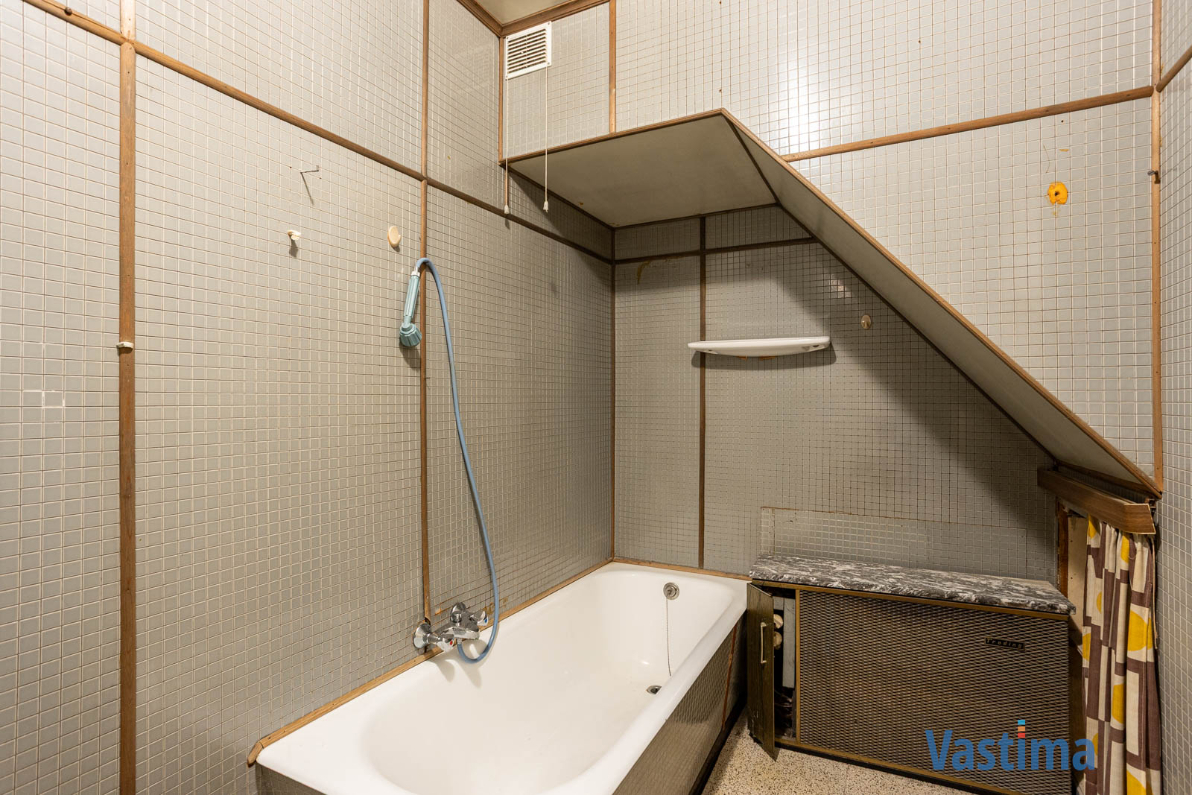 Immo Vastima - Huis Te koop Nieuwerkerken - Te renoveren woning met 3 slaapkamers en tuin