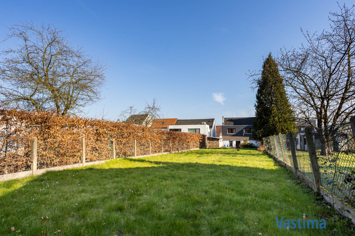 Immo Vastima - Huis Te koop Nieuwerkerken - Te renoveren woning met 3 slaapkamers en tuin