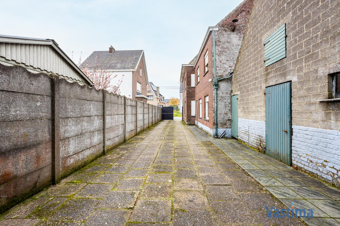 Immo Vastima - Commercieel Te koop Erondegem - Woning met loods en grote tuin