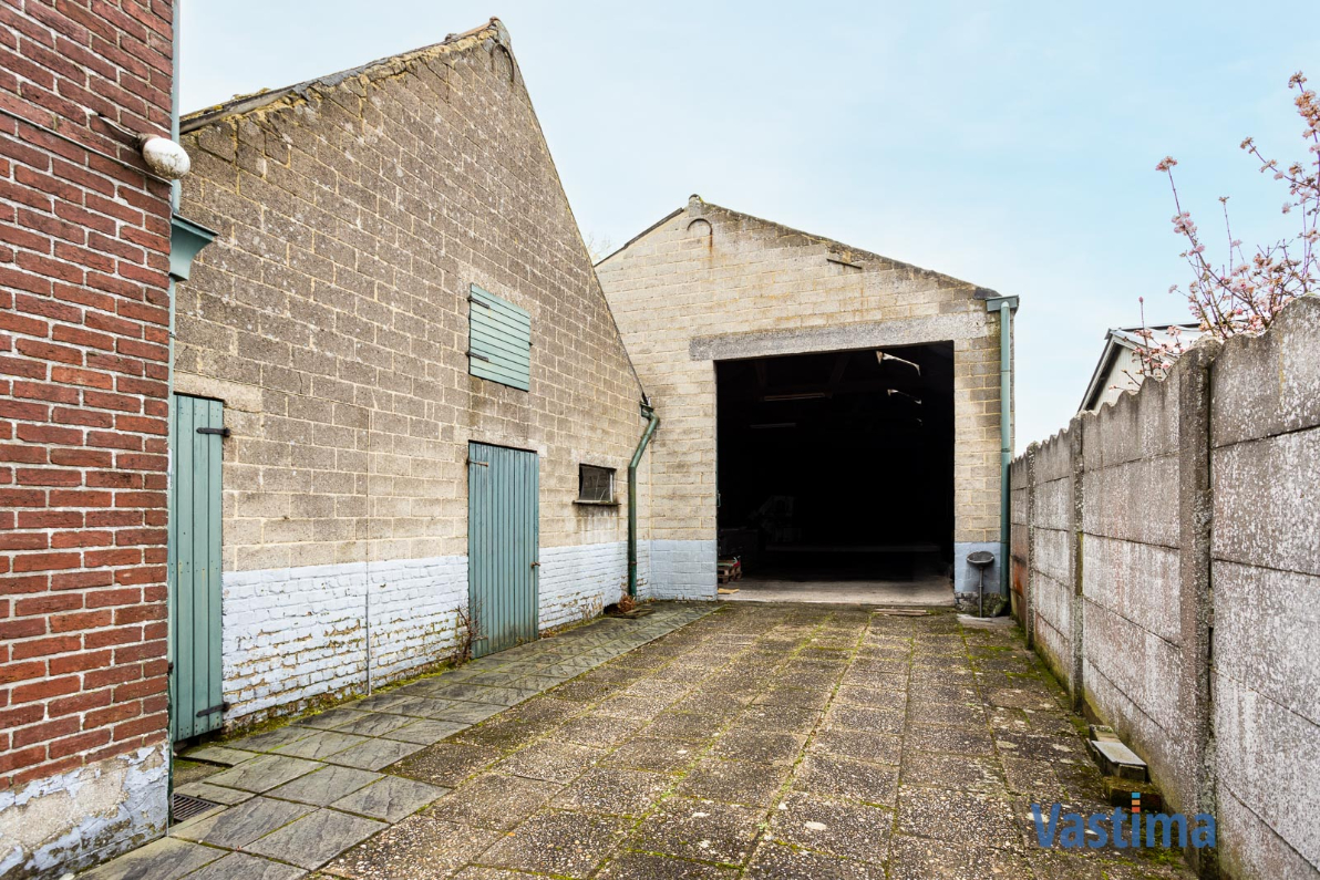 Immo Vastima - Commercieel Te koop Erondegem - Woning met loods en grote tuin