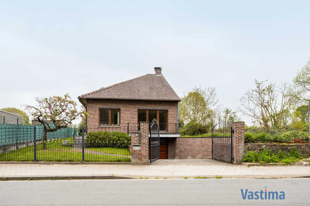 Immo Vastima - Huis Verkocht Nieuwerkerken - Ruime halfopen bungalow met grote kelder, 3 slaapkamers en zonnige tuin