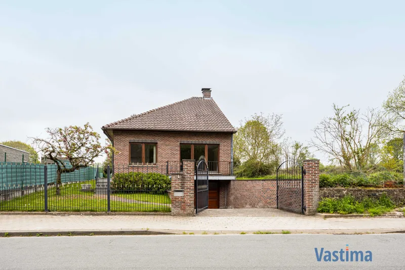 Immo Vastima - Huis Verkocht Nieuwerkerken - Ruime halfopen bungalow met grote kelder, 3 slaapkamers en zonnige tuin