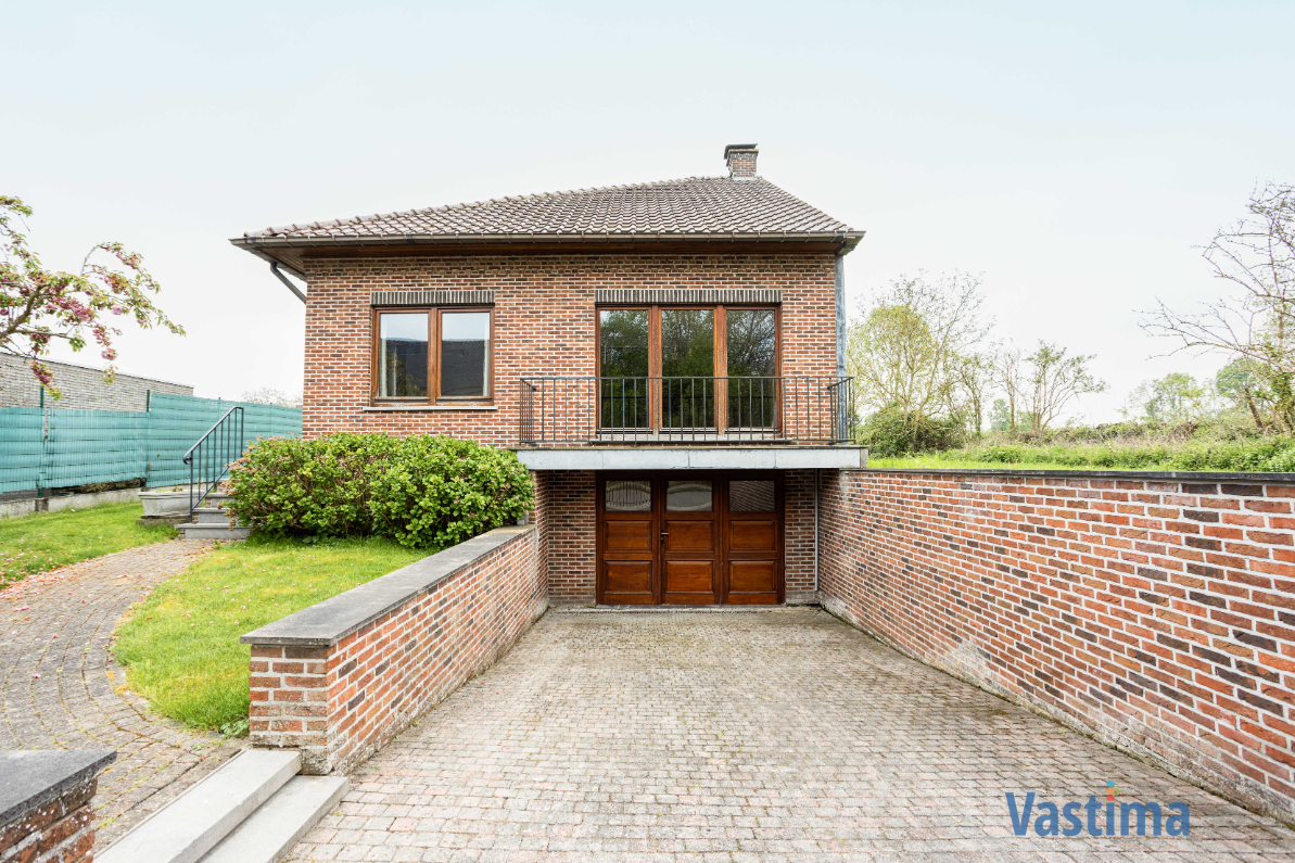 Immo Vastima - Huis Te koop Nieuwerkerken - Ruime halfopen bebouwing met grote kelder, 3 slaapkamers en zonnige tuin