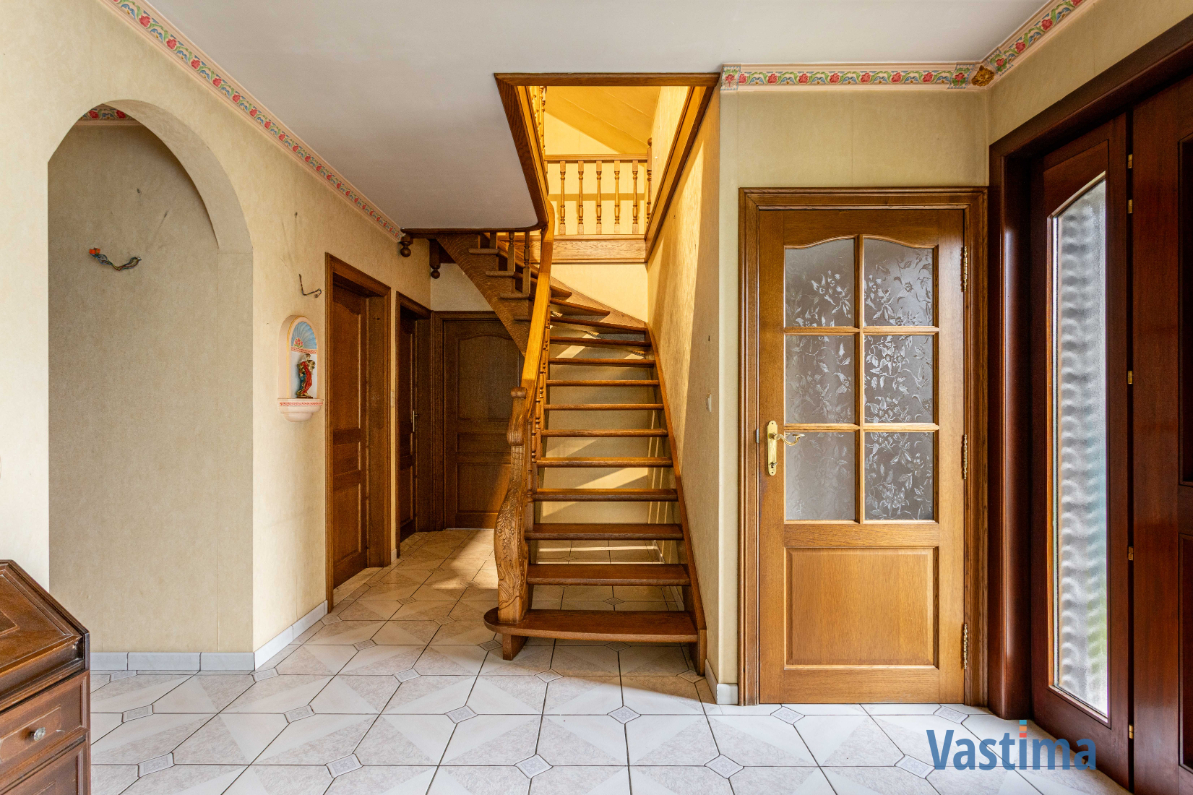 Immo Vastima - Huis Te koop Nieuwerkerken - Ruime halfopen bebouwing met grote kelder, 3 slaapkamers en zonnige tuin