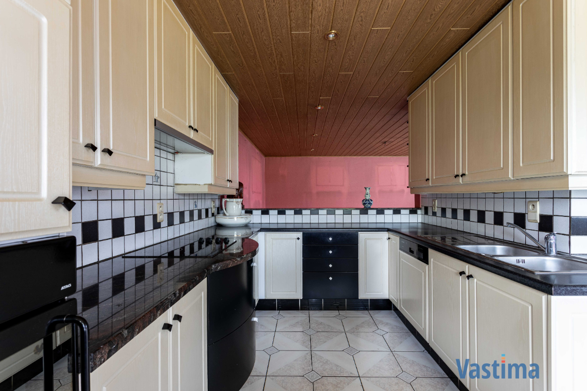 Immo Vastima - Huis Te koop Nieuwerkerken - Ruime halfopen bebouwing met grote kelder, 3 slaapkamers en zonnige tuin