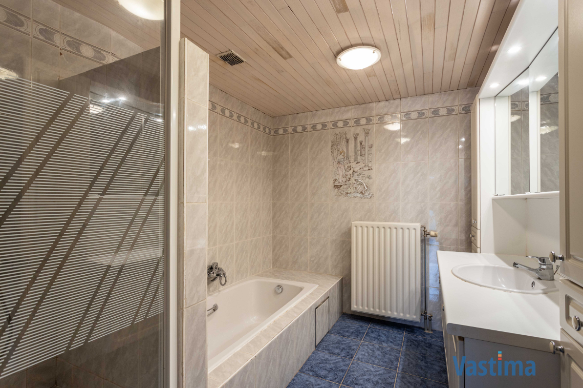 Immo Vastima - Huis Te koop Nieuwerkerken - Ruime halfopen bebouwing met grote kelder, 3 slaapkamers en zonnige tuin