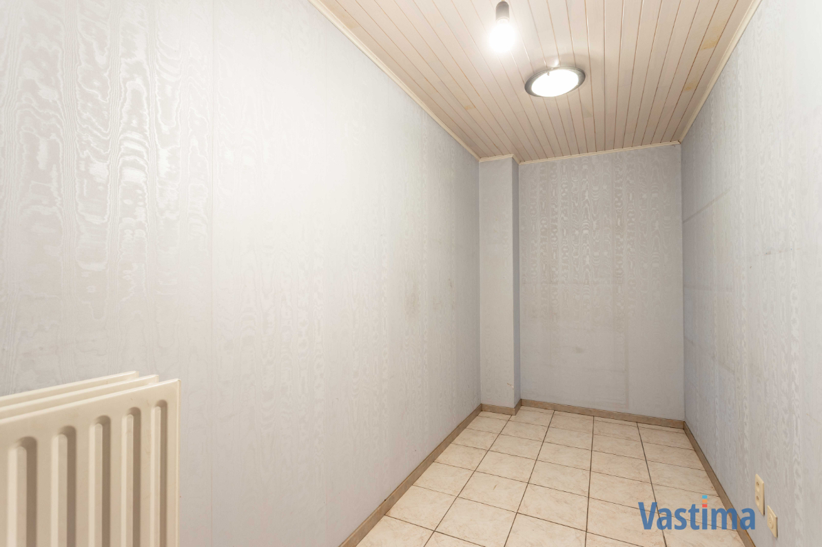 Immo Vastima - Huis Te koop Nieuwerkerken - Ruime halfopen bebouwing met grote kelder, 3 slaapkamers en zonnige tuin