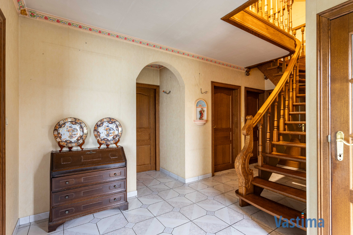 Immo Vastima - Huis Te koop Nieuwerkerken - Ruime halfopen bebouwing met grote kelder, 3 slaapkamers en zonnige tuin