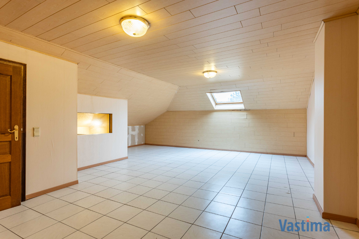 Immo Vastima - Huis Te koop Nieuwerkerken - Ruime halfopen bebouwing met grote kelder, 3 slaapkamers en zonnige tuin