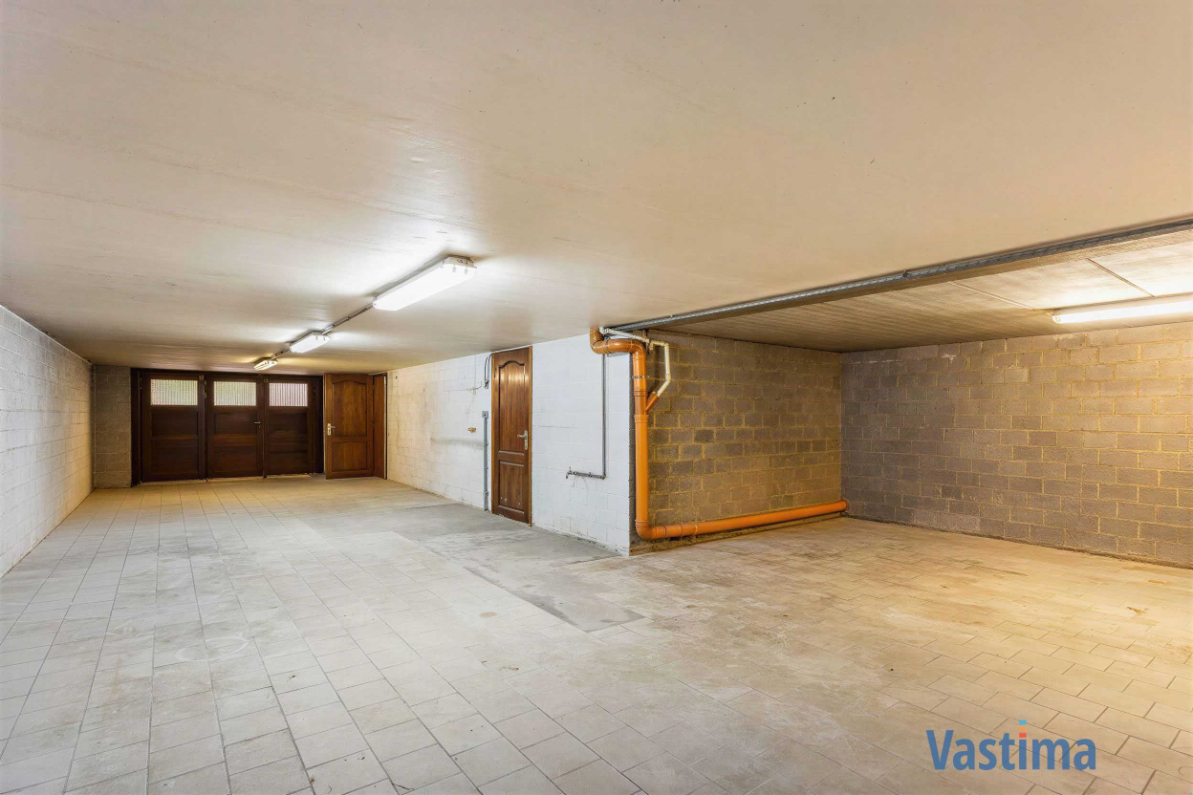 Immo Vastima - Huis Te koop Nieuwerkerken - Ruime halfopen bebouwing met grote kelder, 3 slaapkamers en zonnige tuin