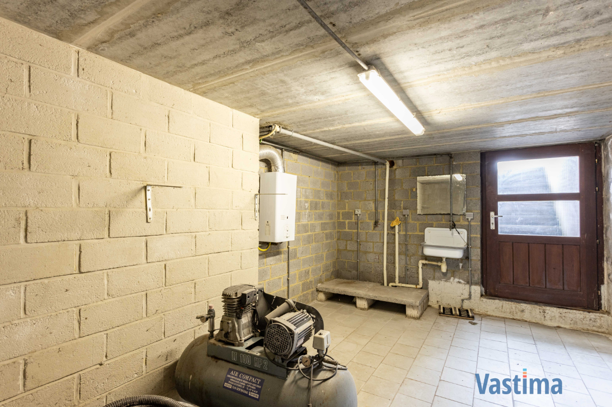 Immo Vastima - Huis Te koop Nieuwerkerken - Ruime halfopen bebouwing met grote kelder, 3 slaapkamers en zonnige tuin