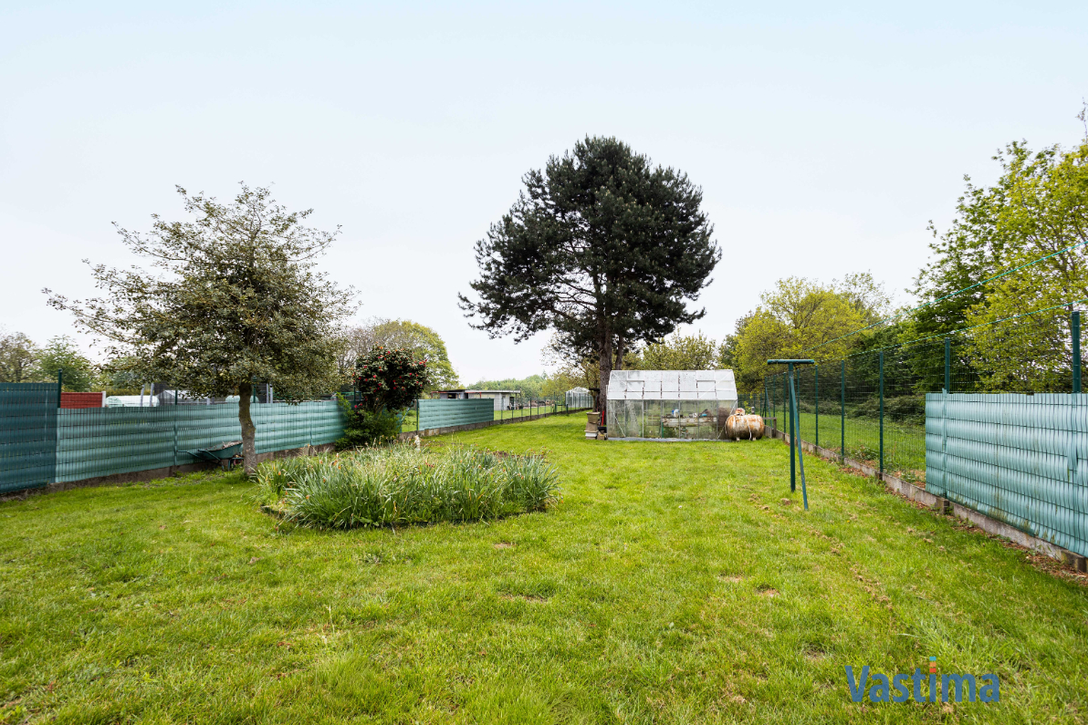 Immo Vastima - Huis Te koop Nieuwerkerken - Ruime halfopen bebouwing met grote kelder, 3 slaapkamers en zonnige tuin