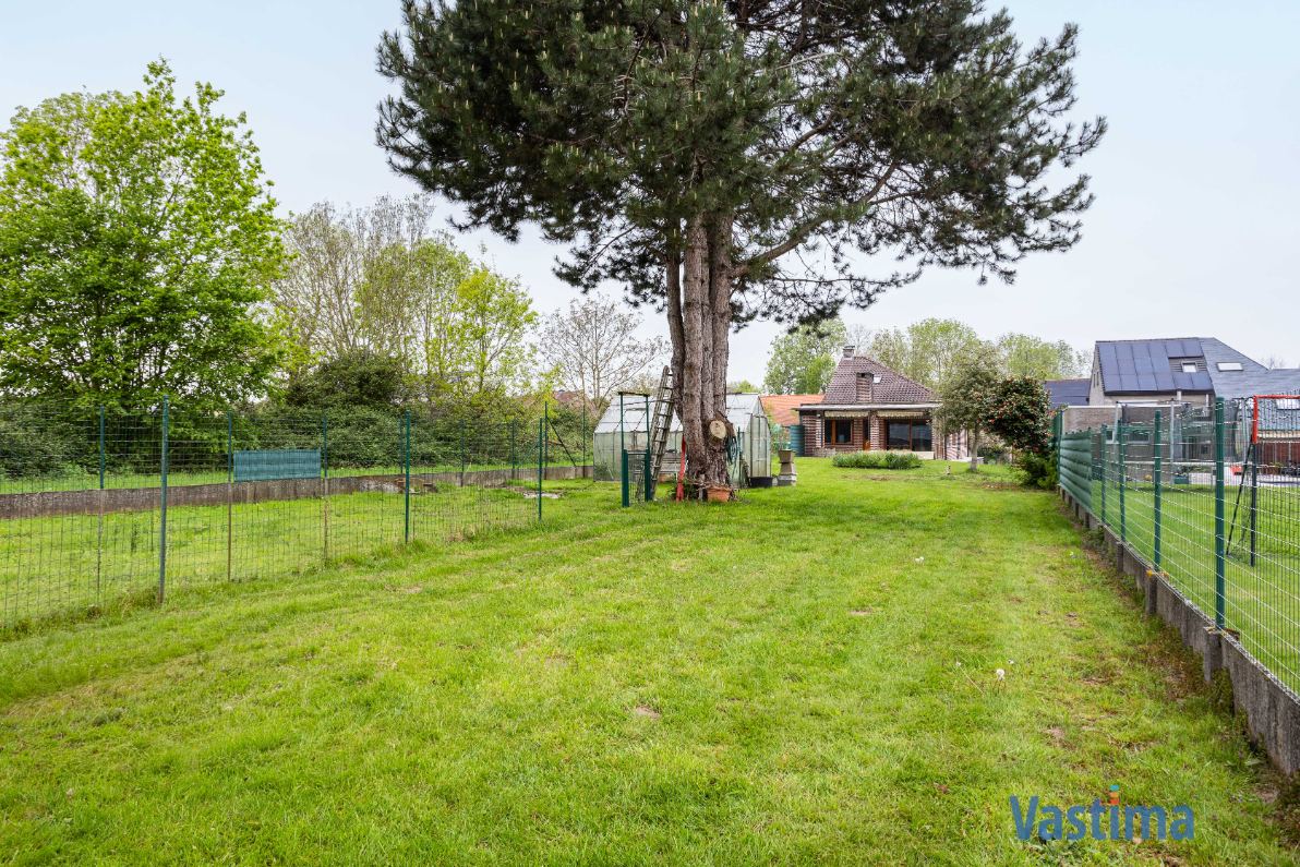 Immo Vastima - Huis Te koop Nieuwerkerken - Ruime halfopen bebouwing met grote kelder, 3 slaapkamers en zonnige tuin