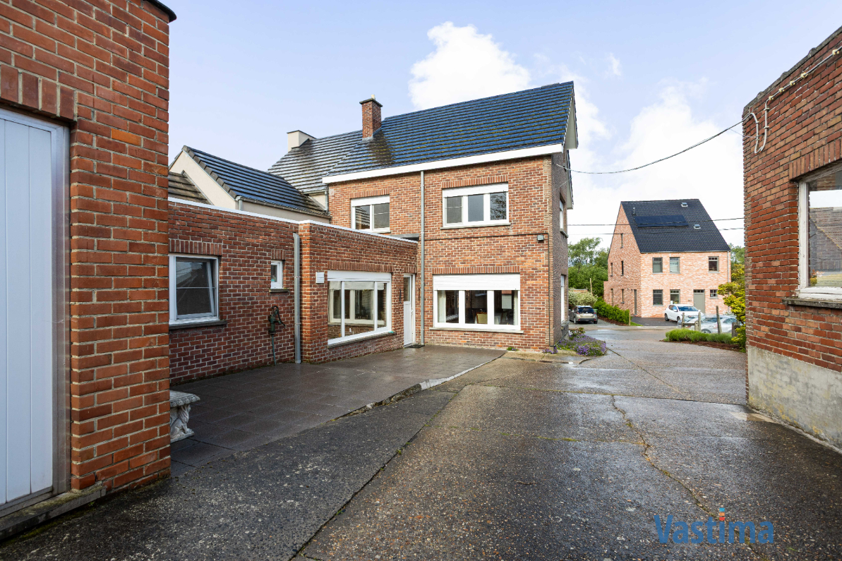 Immo Vastima - Huis Te koop Wieze - Woning met opslagruimte en grond op strategische ligging
