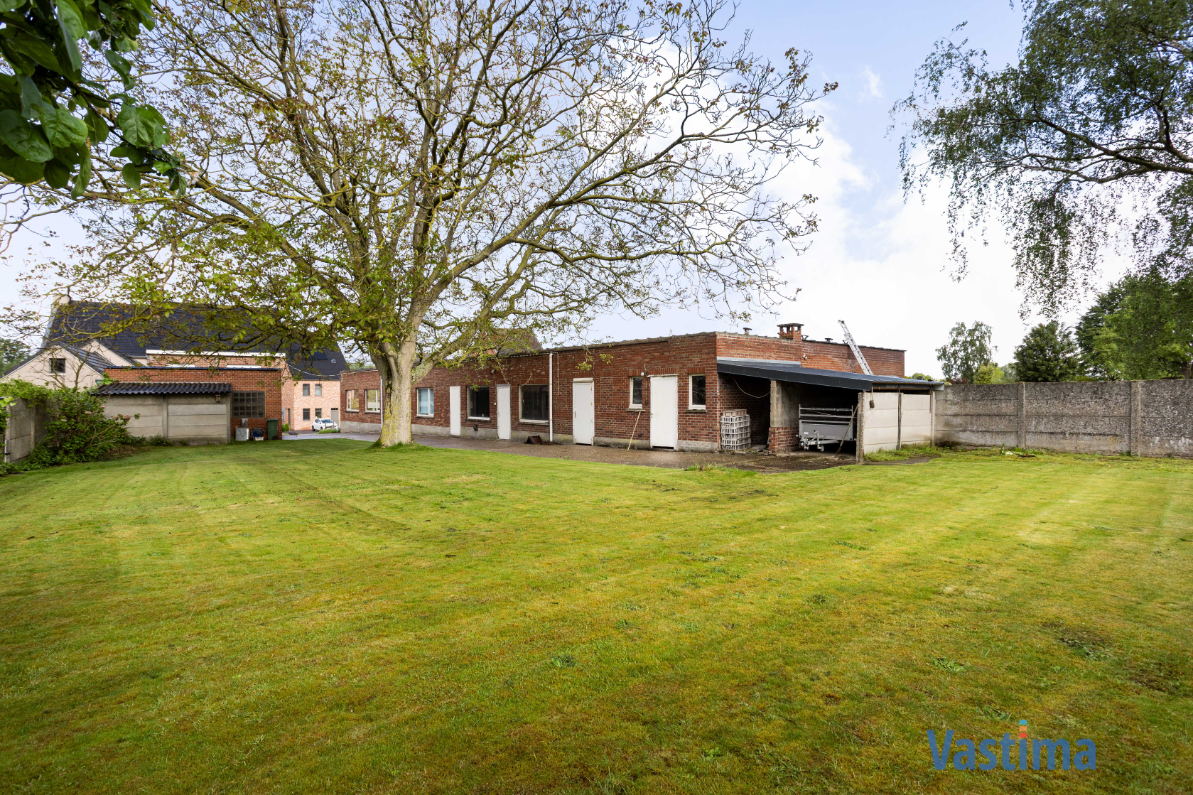 Immo Vastima - Huis Te koop Wieze - Woning met opslagruimte en grond op strategische ligging