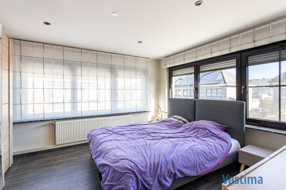 Immo Vastima - Huis Te koop Erembodegem - Lichtrijke halfopen bebouwing met 3 slaapkamers, tuin en garage