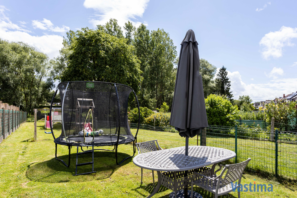 Immo Vastima - Huis Te koop Denderleeuw - Instapklare gezinswoning met 2 staanplaatsen, zonnige tuin en parkzicht