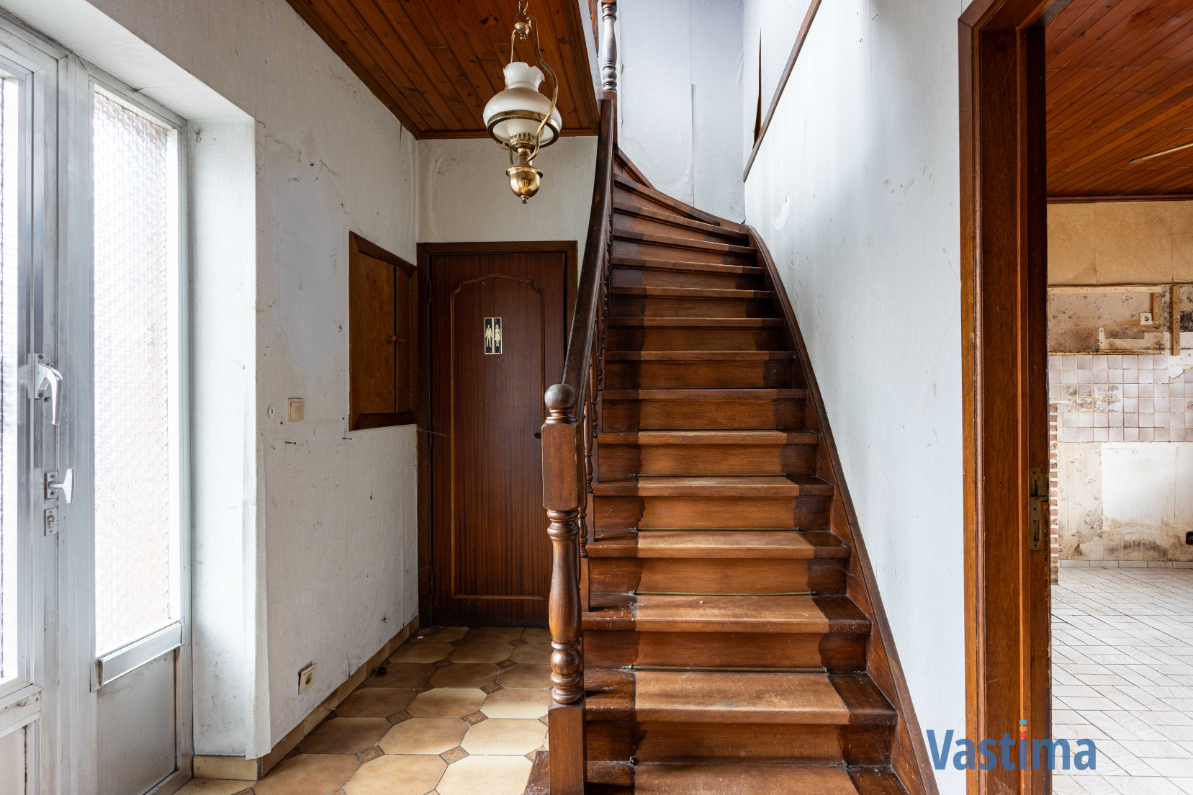 Immo Vastima - Huis Te koop Nieuwerkerken - Te renoveren woning met 3 slaapkamers, garage en tuin