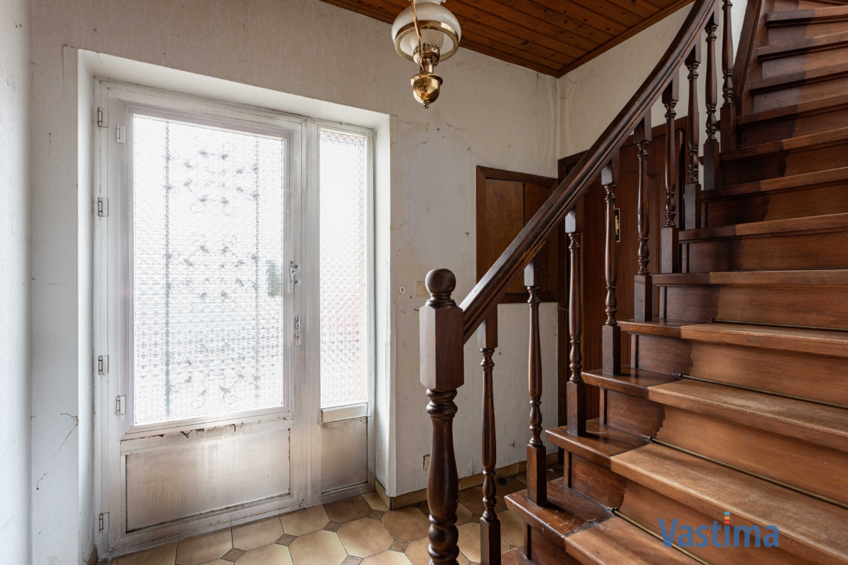 Immo Vastima - Huis Te koop Nieuwerkerken - Te renoveren woning met 3 slaapkamers, garage en tuin