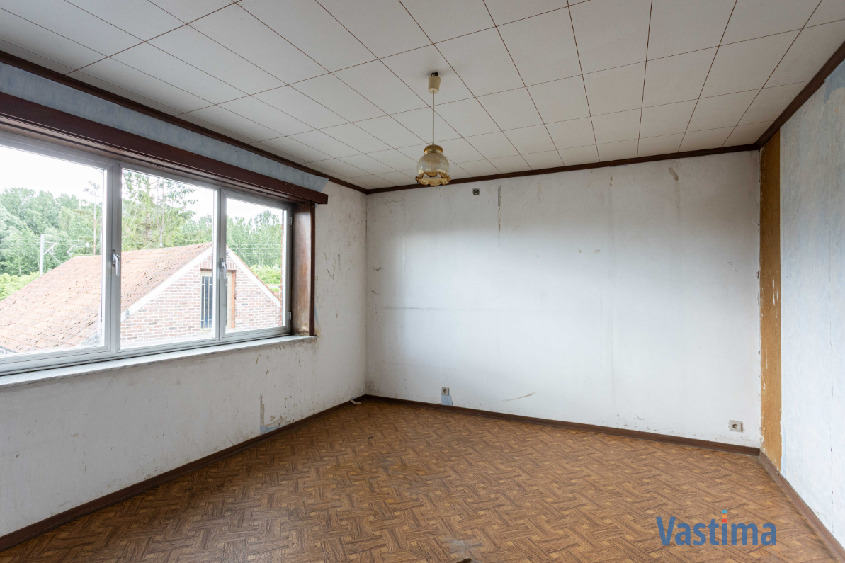 Immo Vastima - Huis Te koop Nieuwerkerken - Te renoveren woning met 3 slaapkamers, garage en tuin