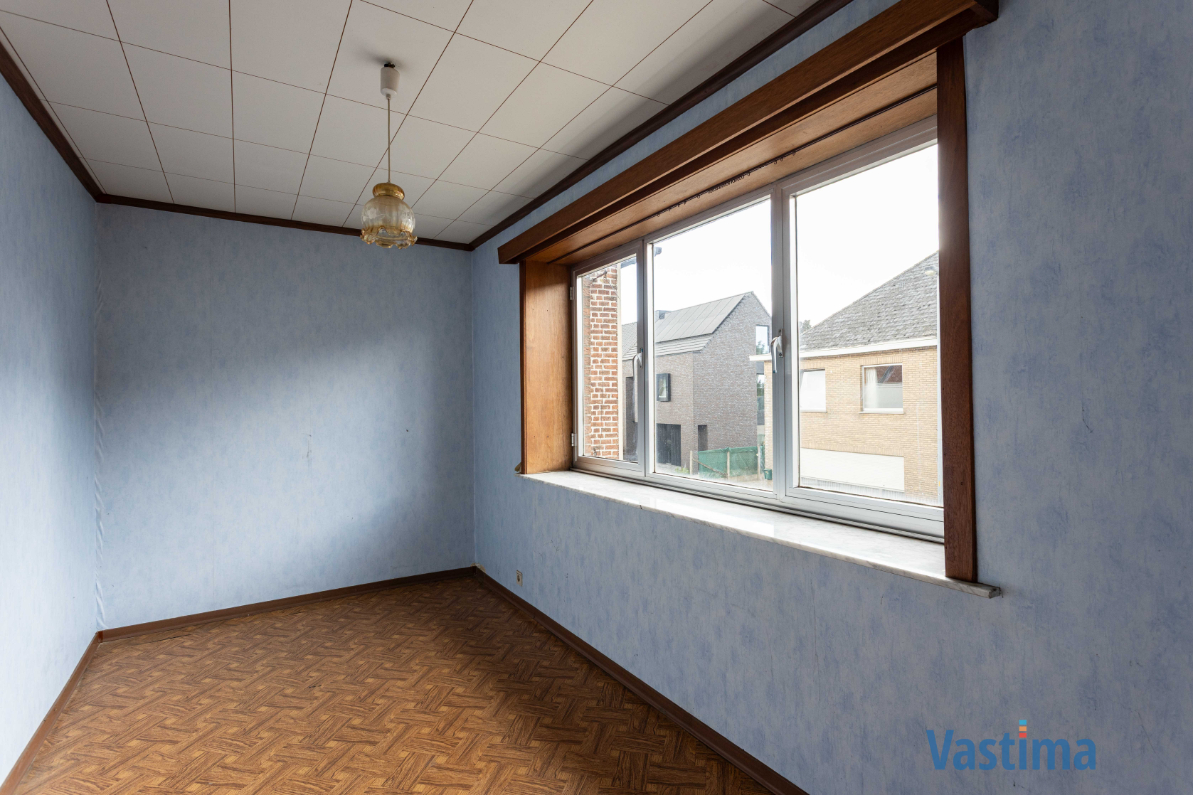 Immo Vastima - Huis Te koop Nieuwerkerken - Te renoveren woning met 3 slaapkamers, garage en tuin