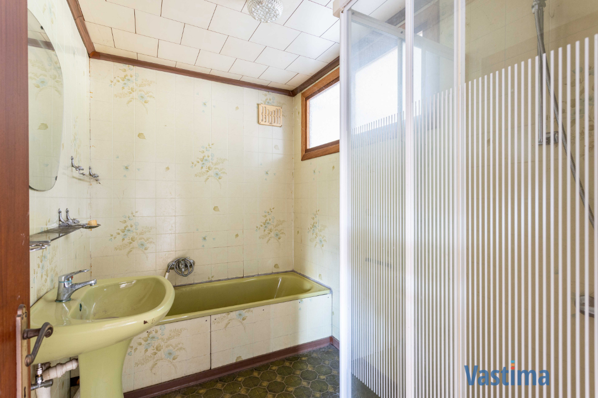 Immo Vastima - Huis Te koop Nieuwerkerken - Te renoveren woning met 3 slaapkamers, garage en tuin