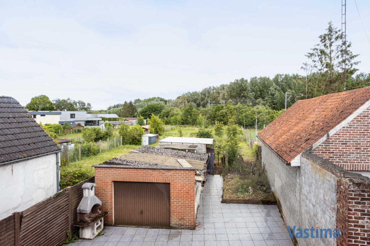 Immo Vastima - Huis Te koop Nieuwerkerken - Te renoveren woning met 3 slaapkamers, garage en tuin