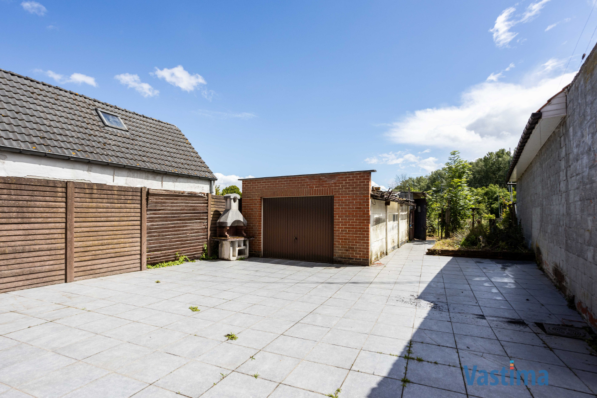 Immo Vastima - Huis Te koop Nieuwerkerken - Te renoveren woning met 3 slaapkamers, garage en tuin