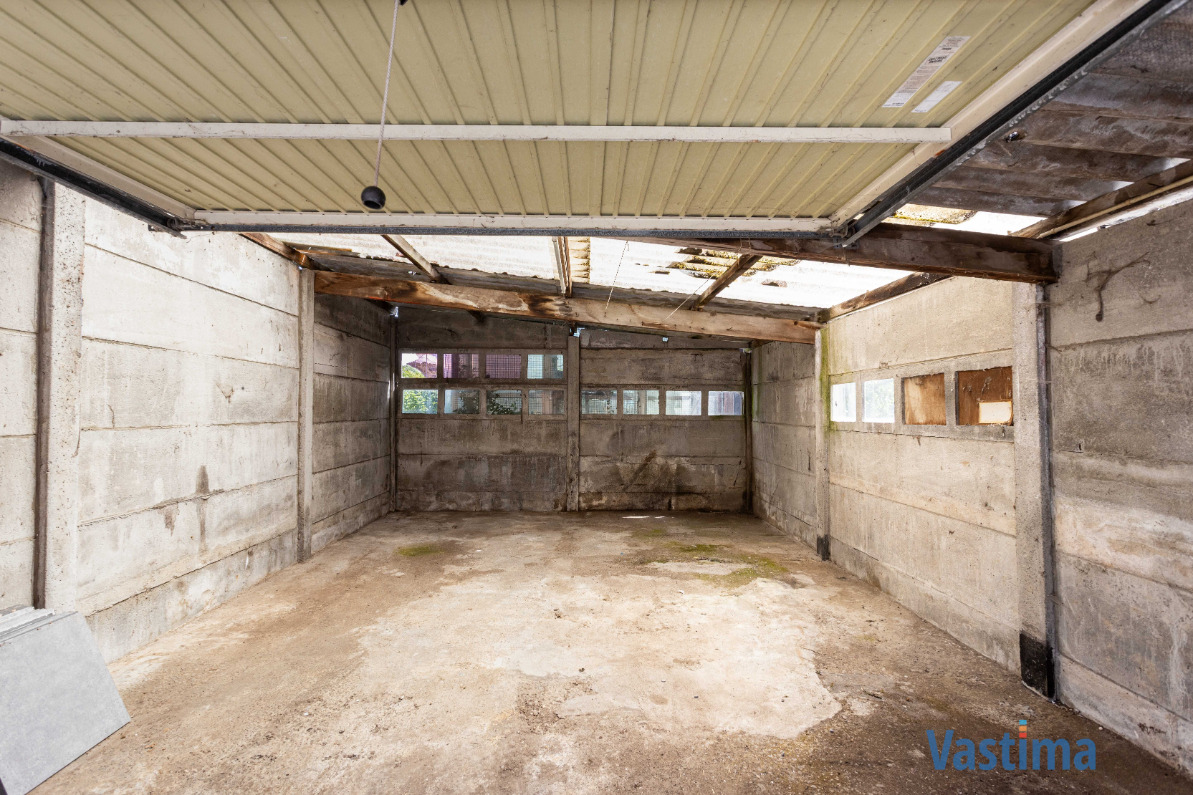 Immo Vastima - Huis Te koop Nieuwerkerken - Te renoveren woning met 3 slaapkamers, garage en tuin