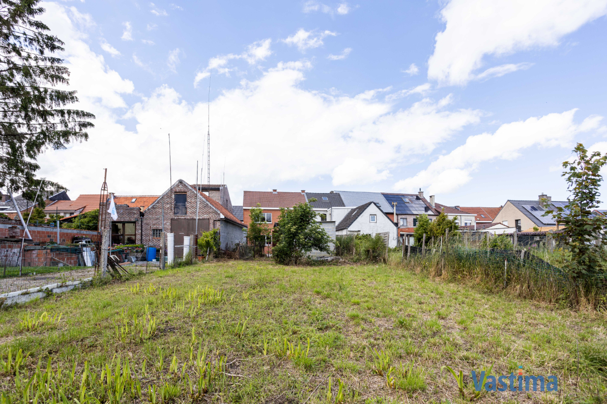 Immo Vastima - Huis Te koop Nieuwerkerken - Te renoveren woning met 3 slaapkamers, garage en tuin