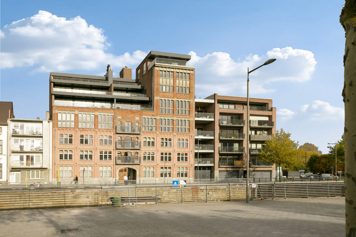 Immo Vastima - Appartement Te koop Aalst - Stijlvol appartement in iconisch gebouw met ruim terras in hartje Aalst