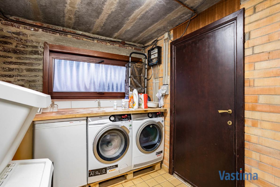 Immo Vastima - Huis Te koop Erembodegem - Uniek pand bestaande uit 2 woongelegenheden, garage en buitenruimte