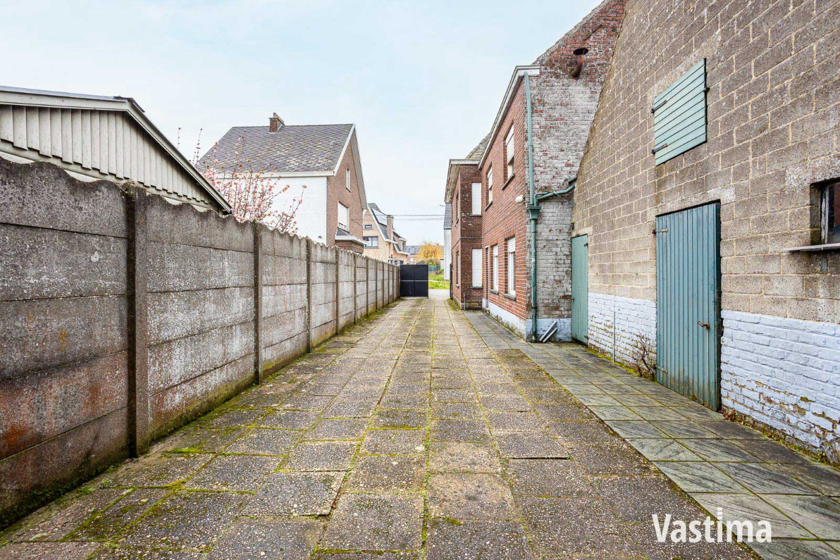 Immo Vastima - Huis Te koop Erondegem - Woning met loods en grote tuin