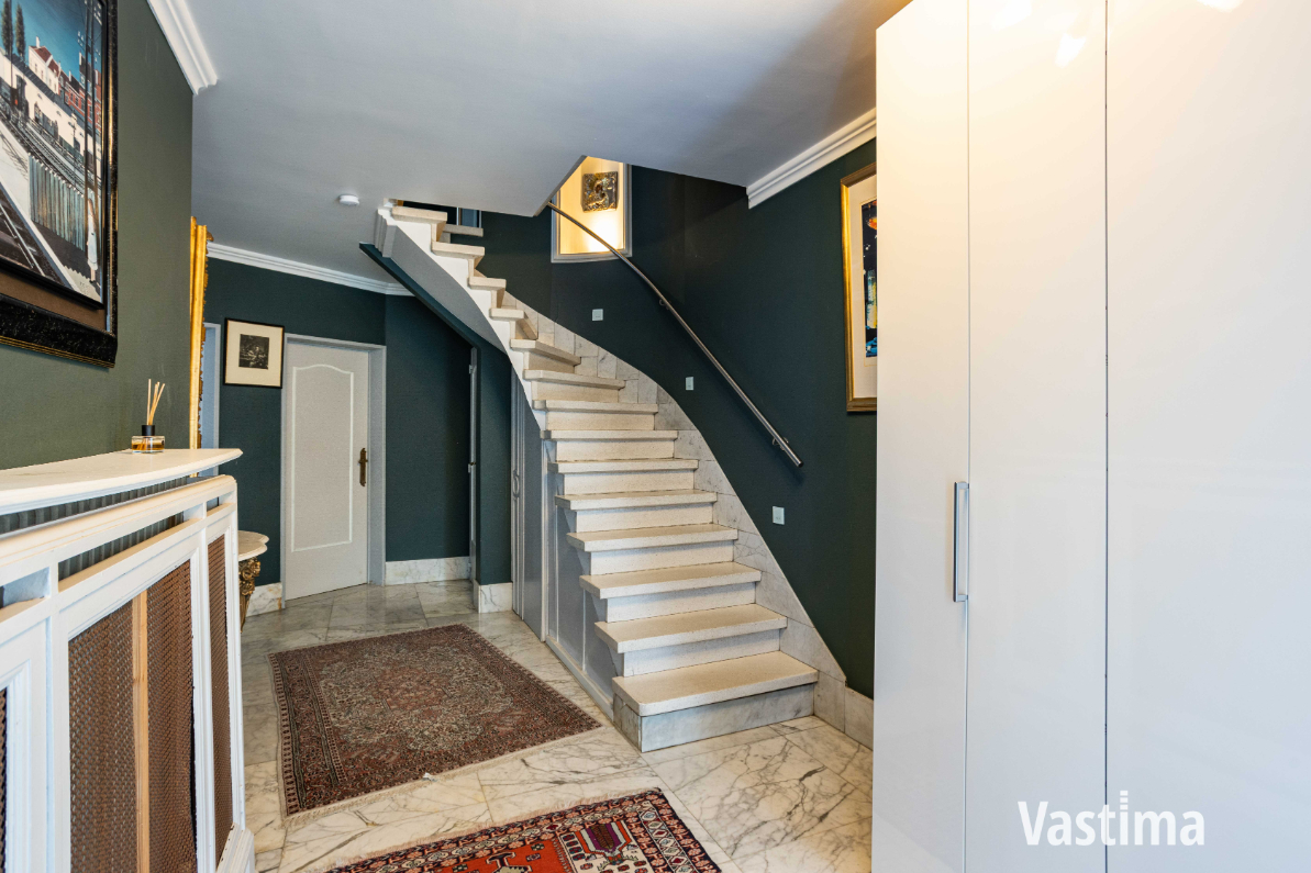 Immo Vastima - Huis Te koop Aalst - Instapklare dokterswoning met garage en 5 slaapkamers