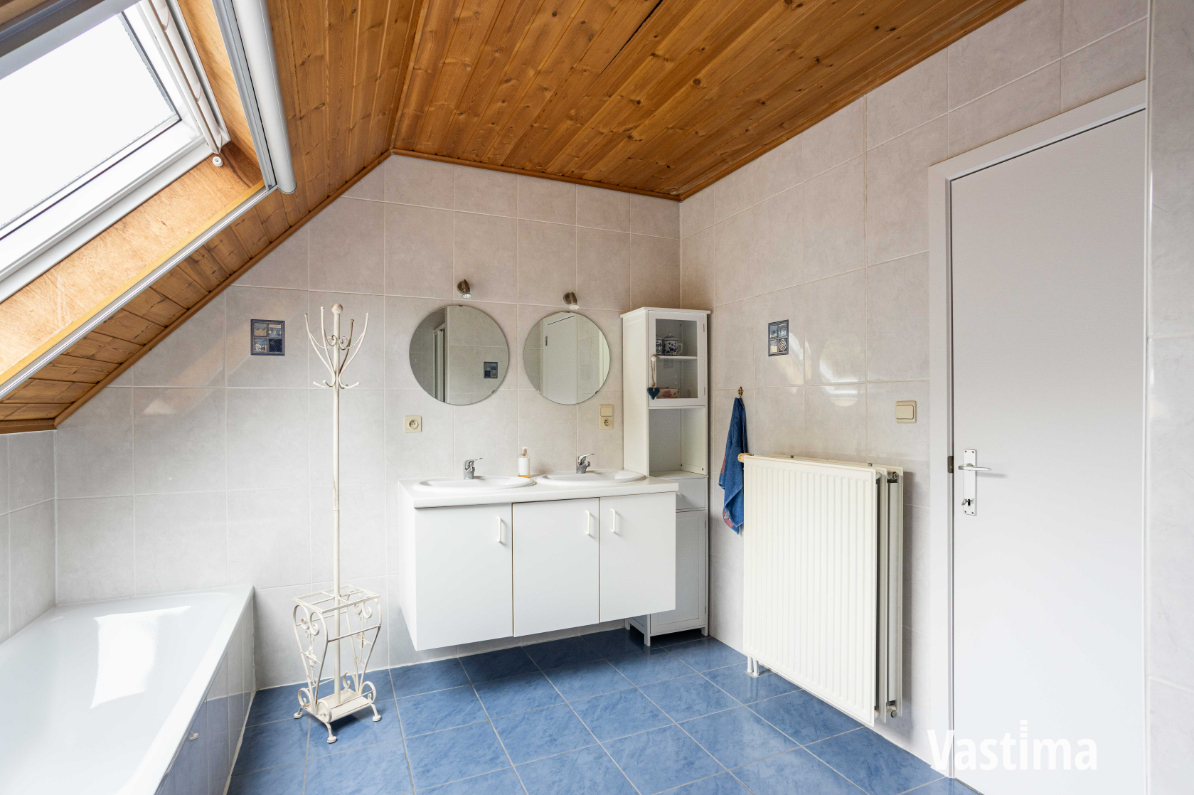 Immo Vastima - Huis Te koop Nieuwerkerken - Ruime en instapklare villa met 4 slaapkamers en dubbele garage in doodlopende straat