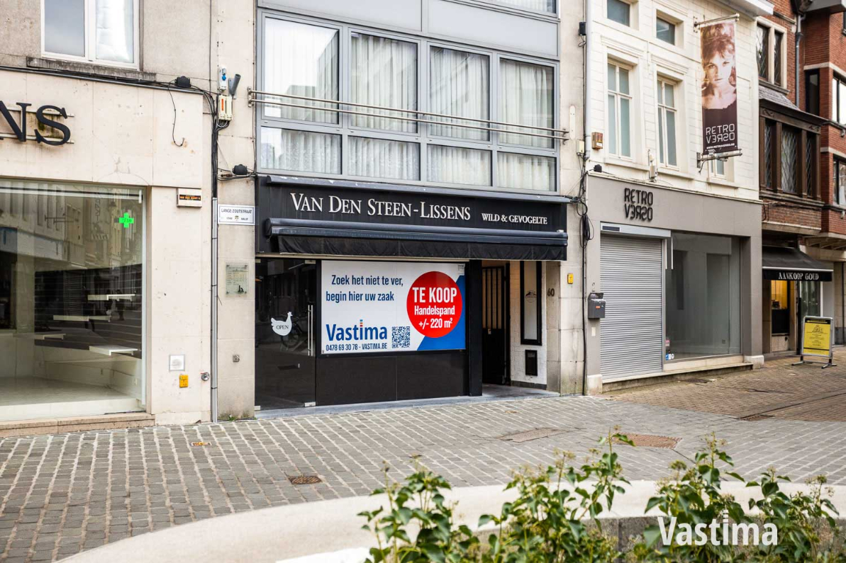 Immo Vastima - Commercieel Te koop Aalst - Handelszaak met ruime werk- en opslagplaats in Aalsterse winkelstraat