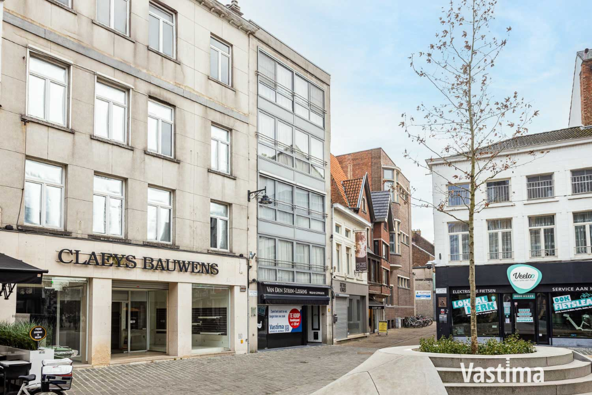 Immo Vastima - Commercieel Te koop Aalst - Handelszaak met ruime werk- en opslagplaats in Aalsterse winkelstraat